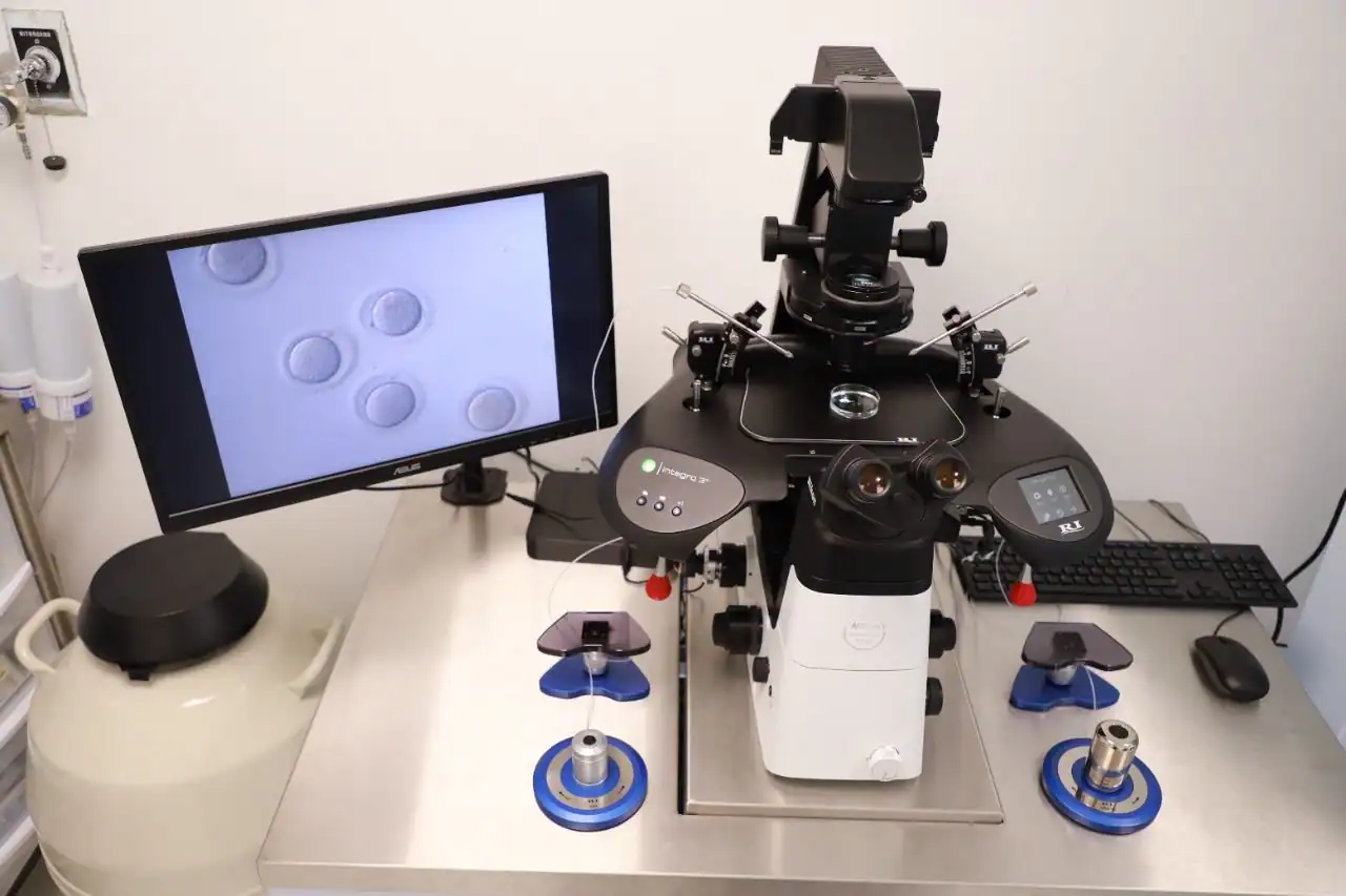 Microscope and monitor in the embryology laboratory at ViaFERT Culiacán